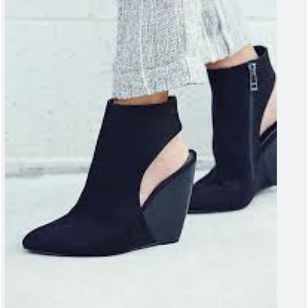 Charming Charlie SZ 8 Cutaway Black Ankle Booties